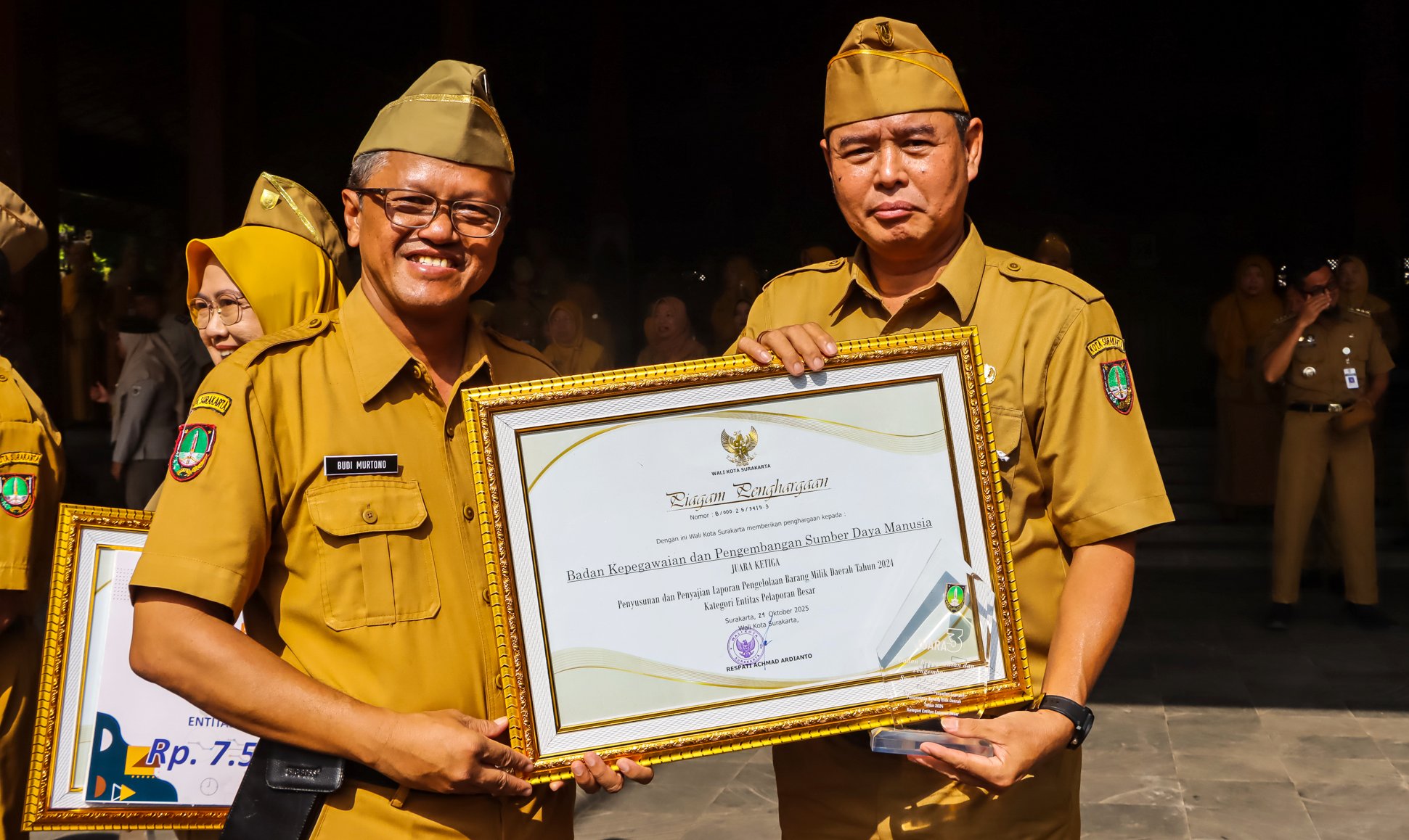 LOYALITAS: Sekda Kota Surakarta Budi Murtono berikan penghargaan ke BKPSDM sebagai juara tiga penyusunan dan penyajian laporan pengelolaan barang Milik daerah tahun 2024.