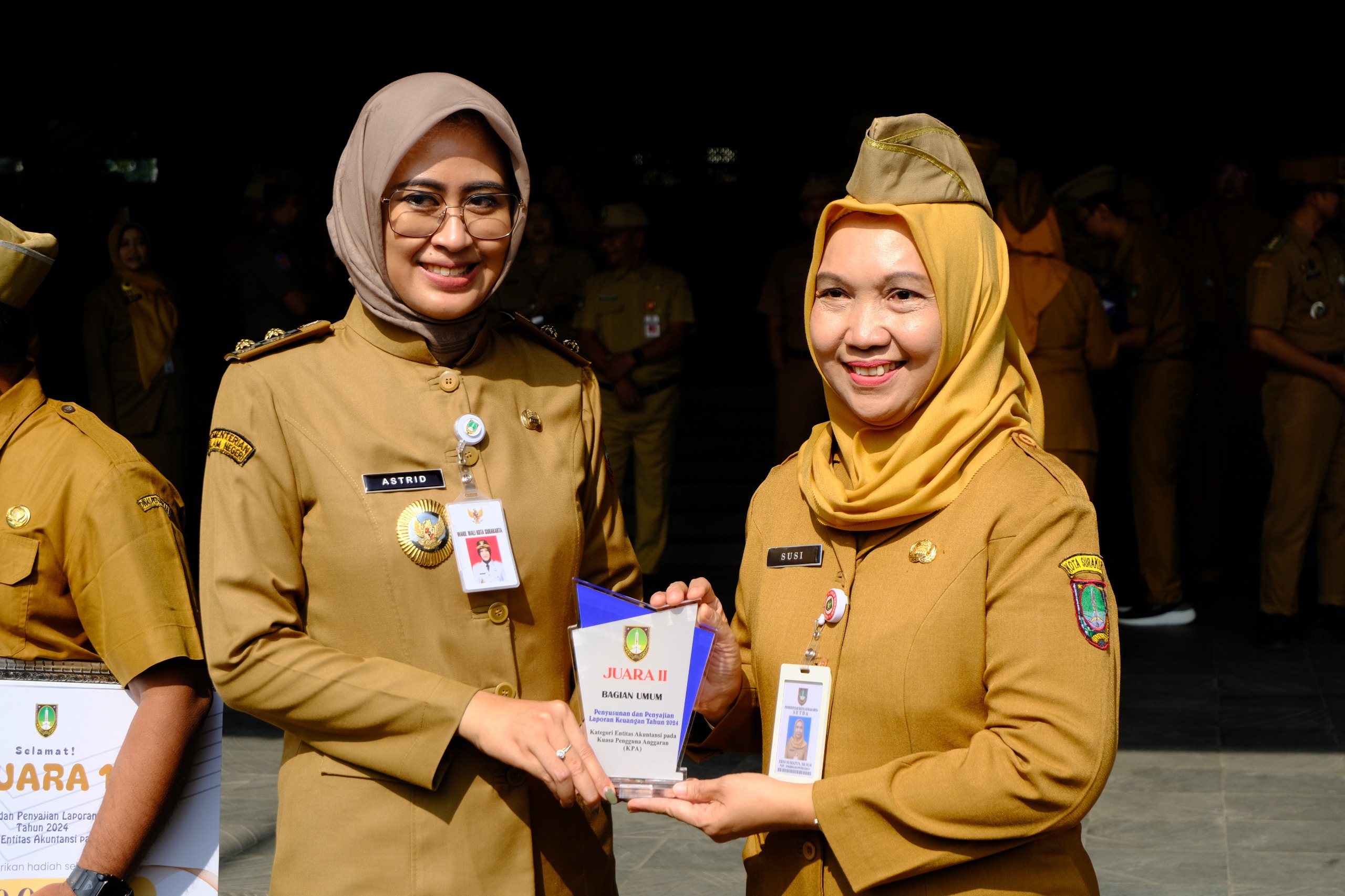 APRESIASI: Wakil Wali Kota Solo Astrid Widayani berikan penghargaan juara II bagian umum Penyusunan dan penyajian laporan keuangan tahun 2024 kategori entitas akuntansi KPA.
