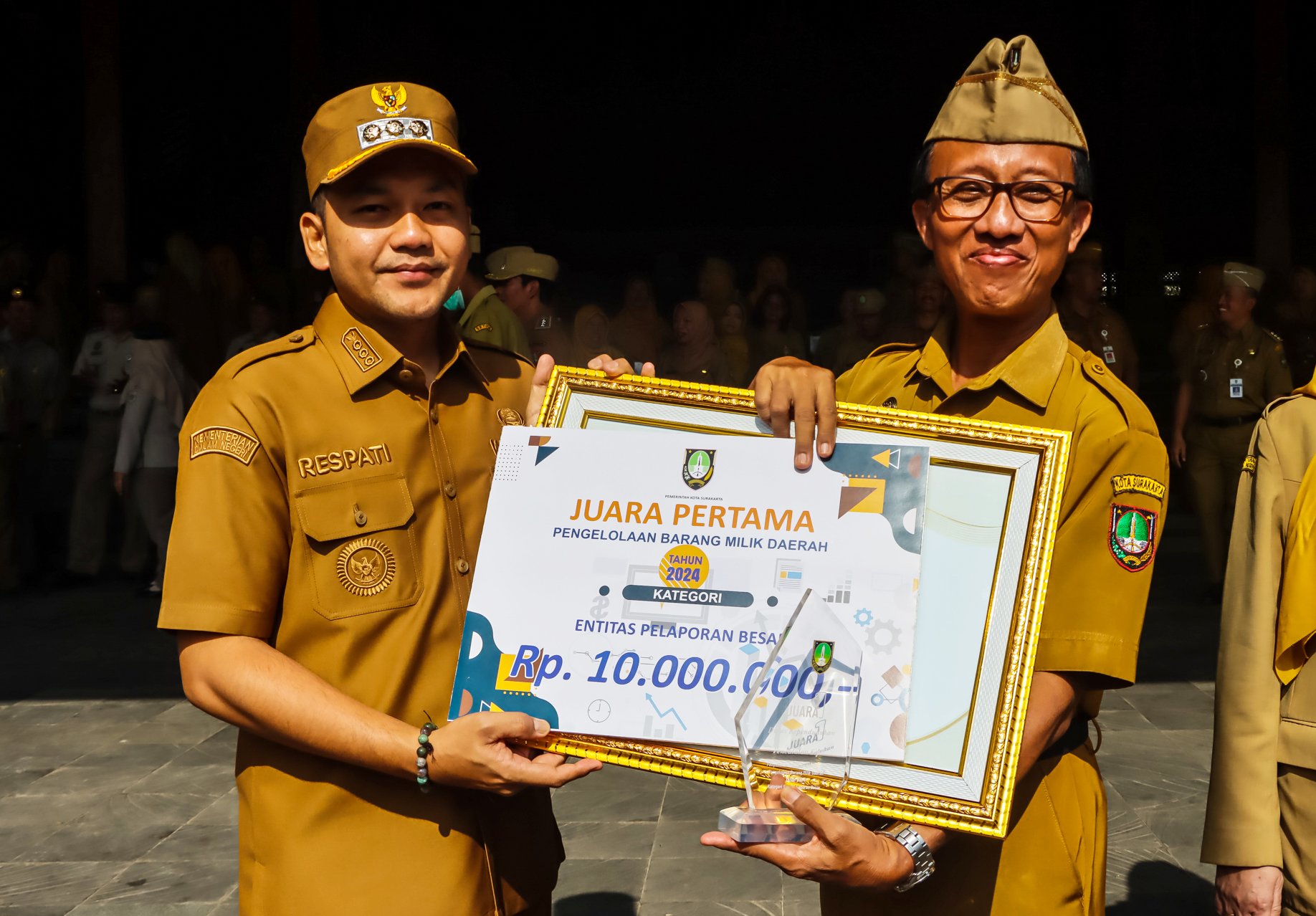 TERBAIK: Wali Kota Surakarta Respati Ardi menyerahkan juara pertama pengelolaan barang milik daerah kategori entitas pelaporan besar ke salah satu OPD.