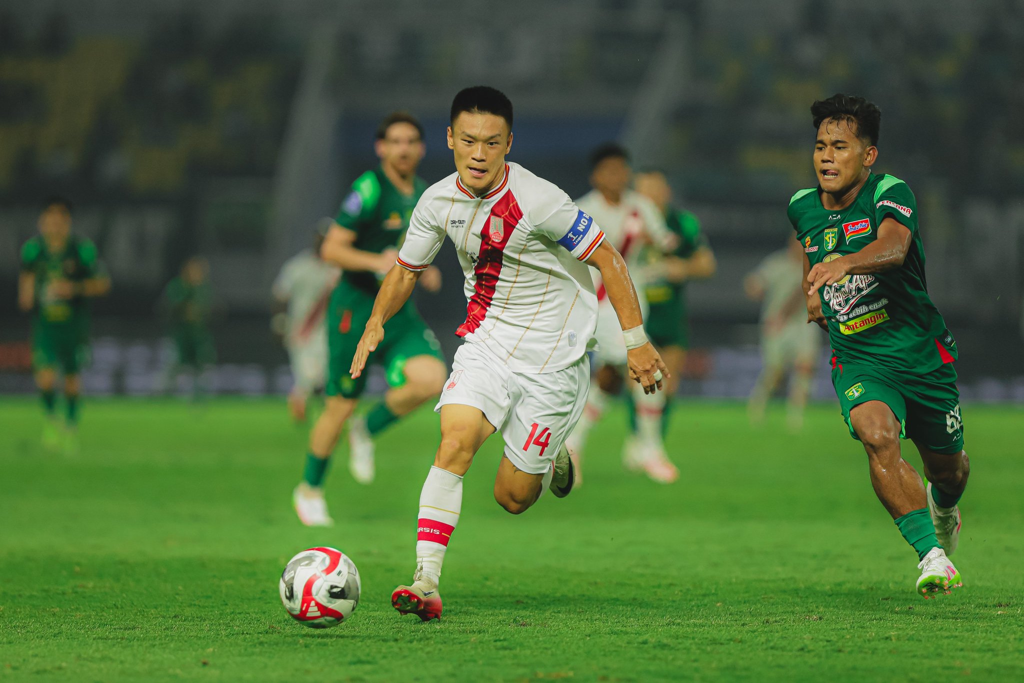 Gelandang Persis Solo Sho Yamamoto saat main lawan Persebaya Surabaya di Stadion Gelora Bung Tomo (2/11/2025).