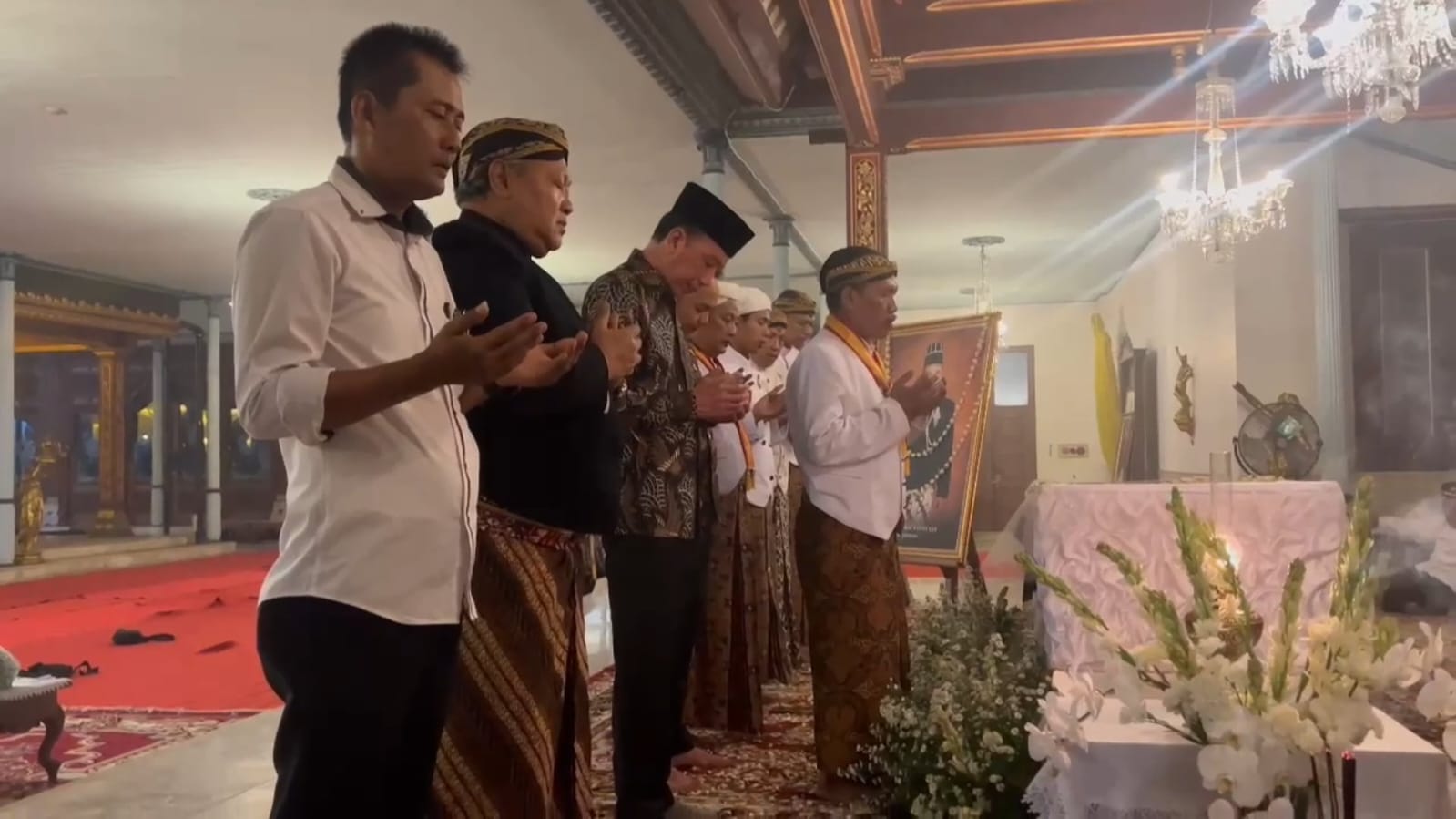 Jokowi usai melakukan Salat Jenazah untuk Pakubuwono XIII