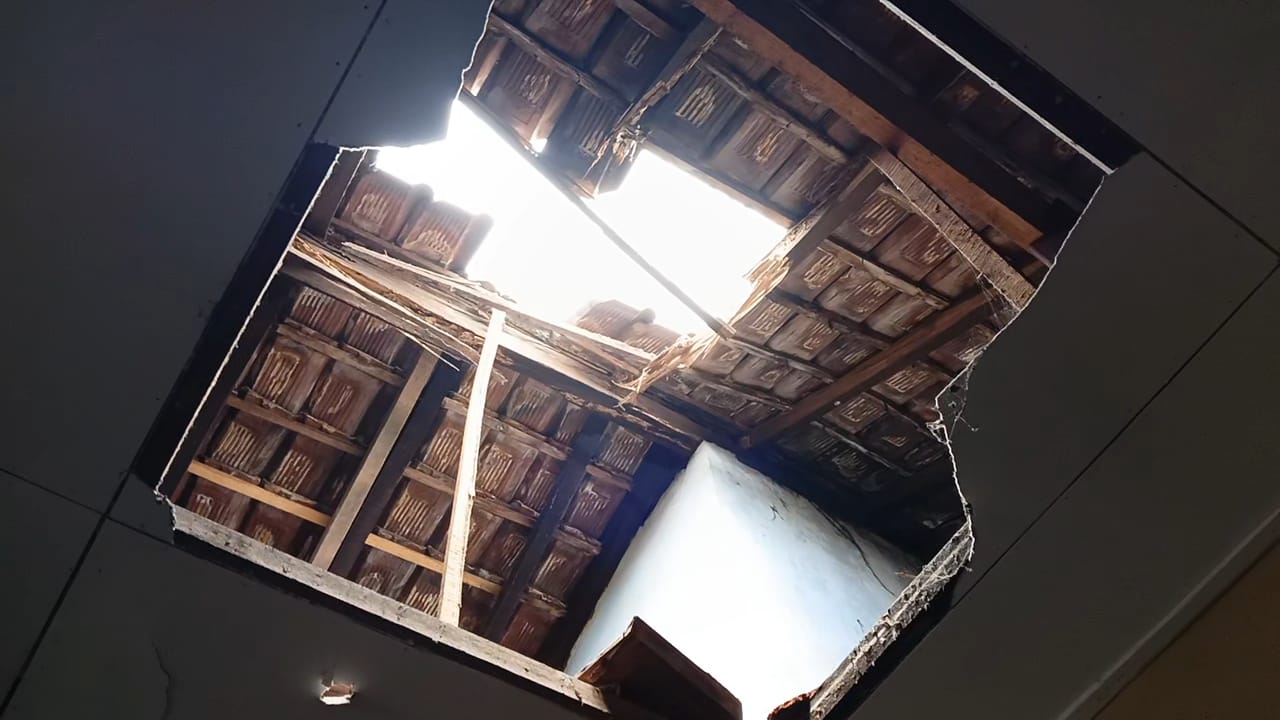 Atap rumah dinas yang biasa ditempati penjaga SDN di Solo jebol