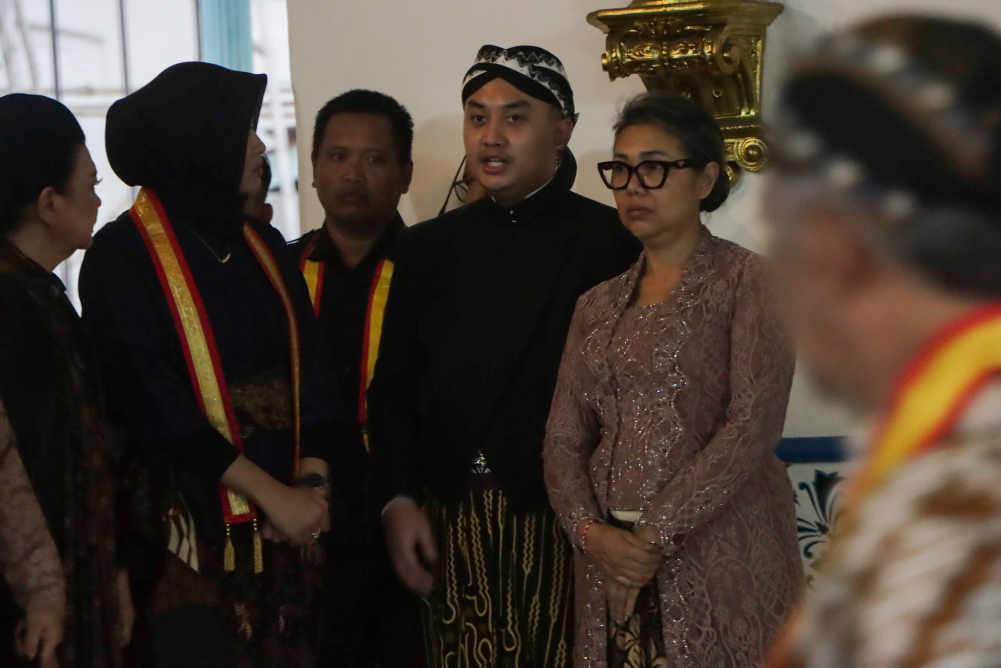 KGPH Purbaya (tengah), putra mahkota Keraton Kasunanan Surakarta. (M Ihsan/Radar Solo)