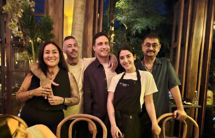 Potret Jay Alatas (paling kanan) bersama sang putri Sabrina Alatas dan Hamish Daud.