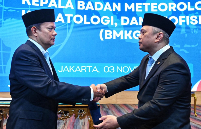 Prof Teuku Faisal Fathani (kiri) dilantik sebagai Kepala BMKG yang baru.