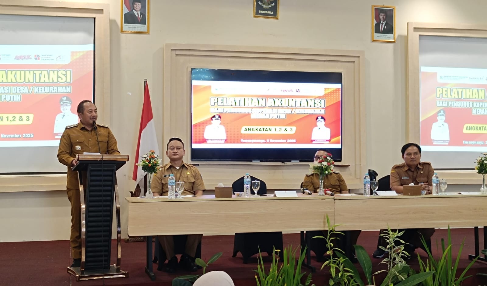 Bupati Karanganyar Rober Christanto saat memberi arahan kepada pengurus koperasi merah desa putih, Senin (3/11/2025). (Rudi Hartono/Radar Solo)