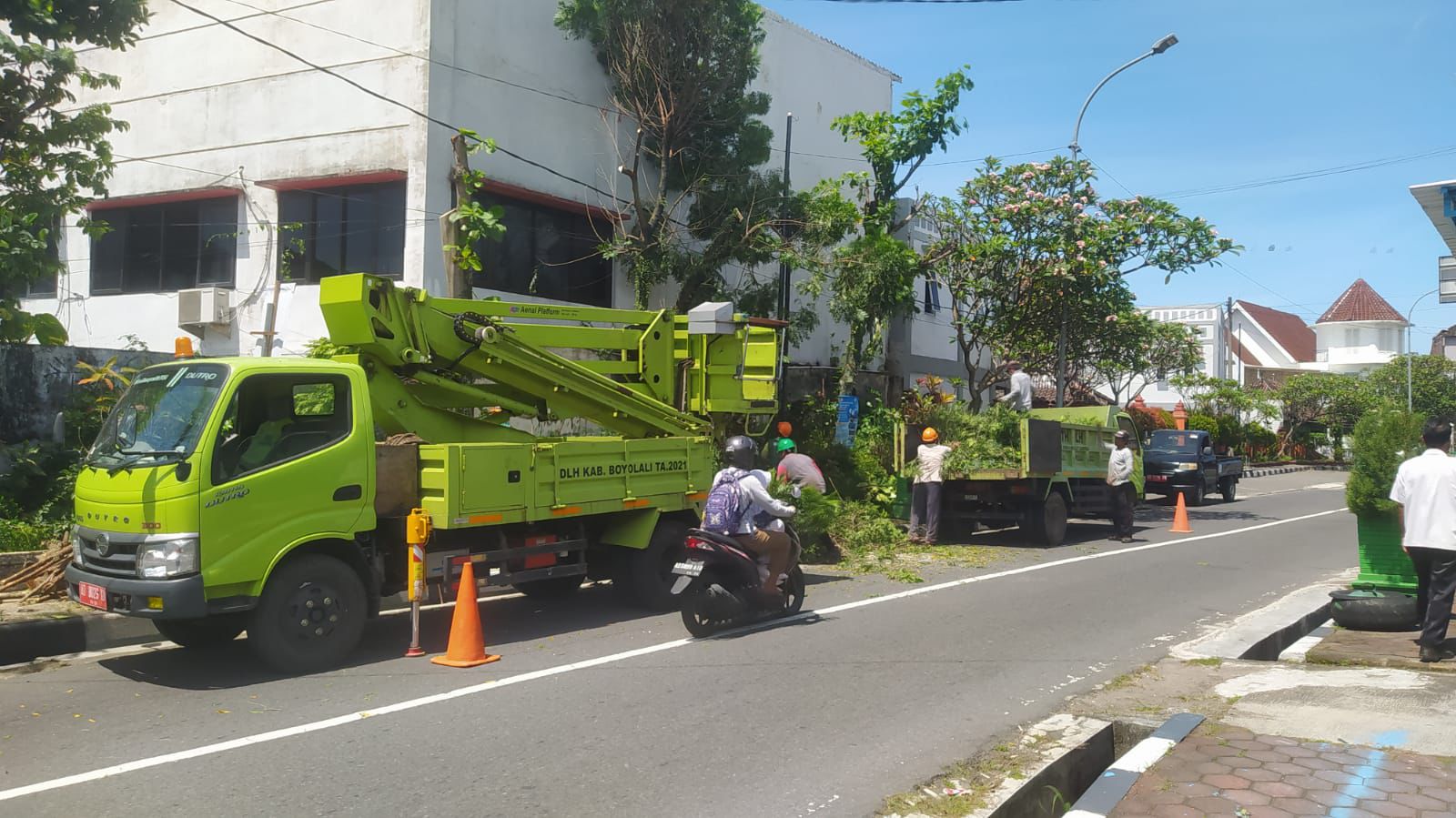 Pemangkasan pohon di barat kantor PLN Boyolali belum lama ini.