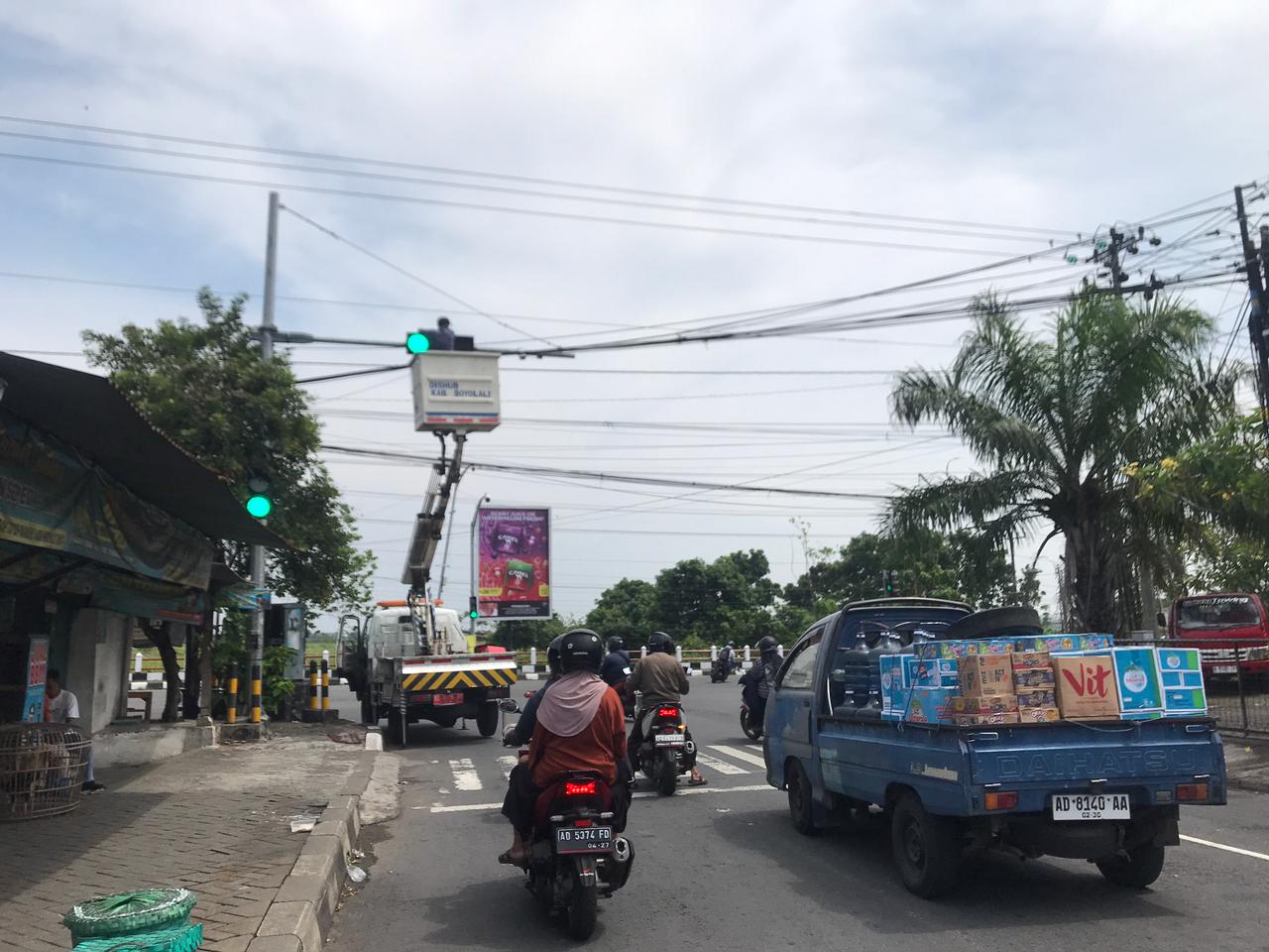 Petugas Dishub Boyolali perbaiki traffic light yang rusak akibat cuaca ekstrem.