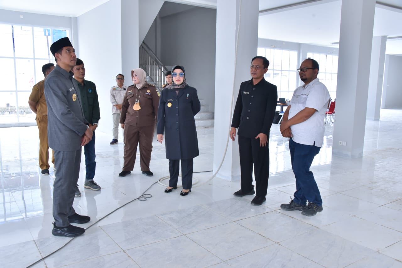 Bupati Sukoharjo Etik Suryani bersama Wabup Eko Sapto Purnomo (kiri) sidak Grha Pustaka Sukoharjo, Senin (3/11).