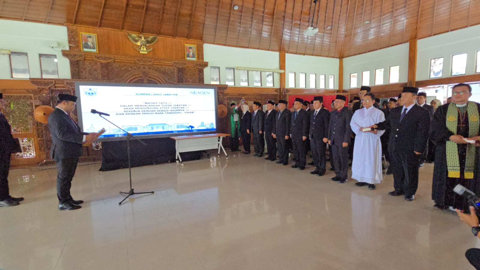 Bupati Sragen Sigit Pamungkas (kiri) melantik pejabat pemkab yang dirotasi, Senin (3/11/2025). (Ahmad Khairudin/Radar Solo)