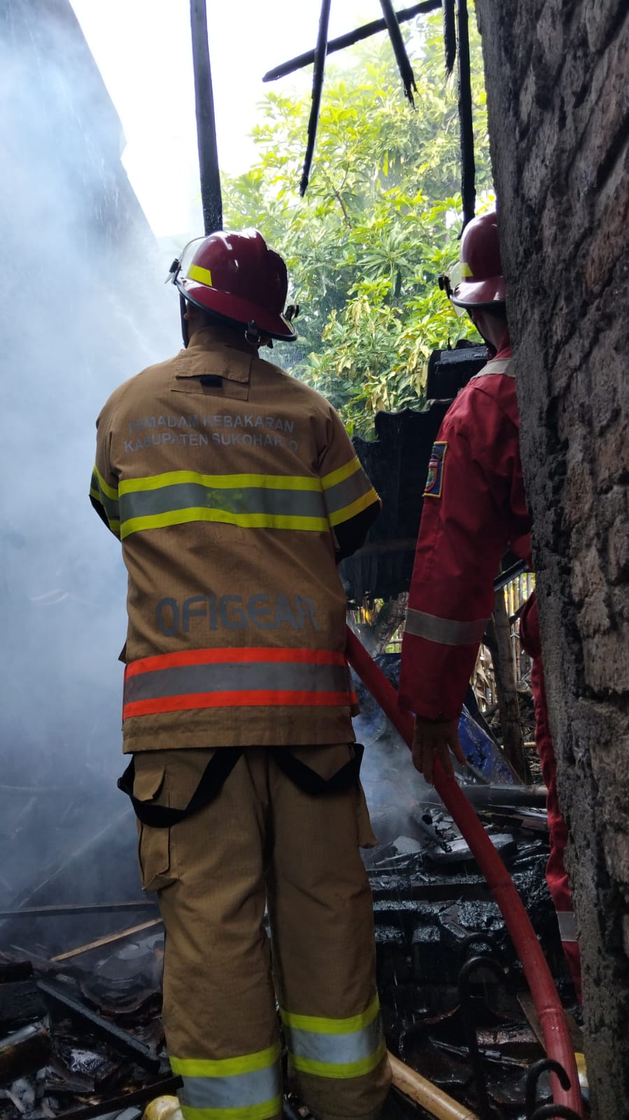 Pemadaman rumah warga Kampung Kradenan RT 02/07, Kelurahan/Kecamatan Sukoharjo yang terbakar, Senin pagi (3/11).