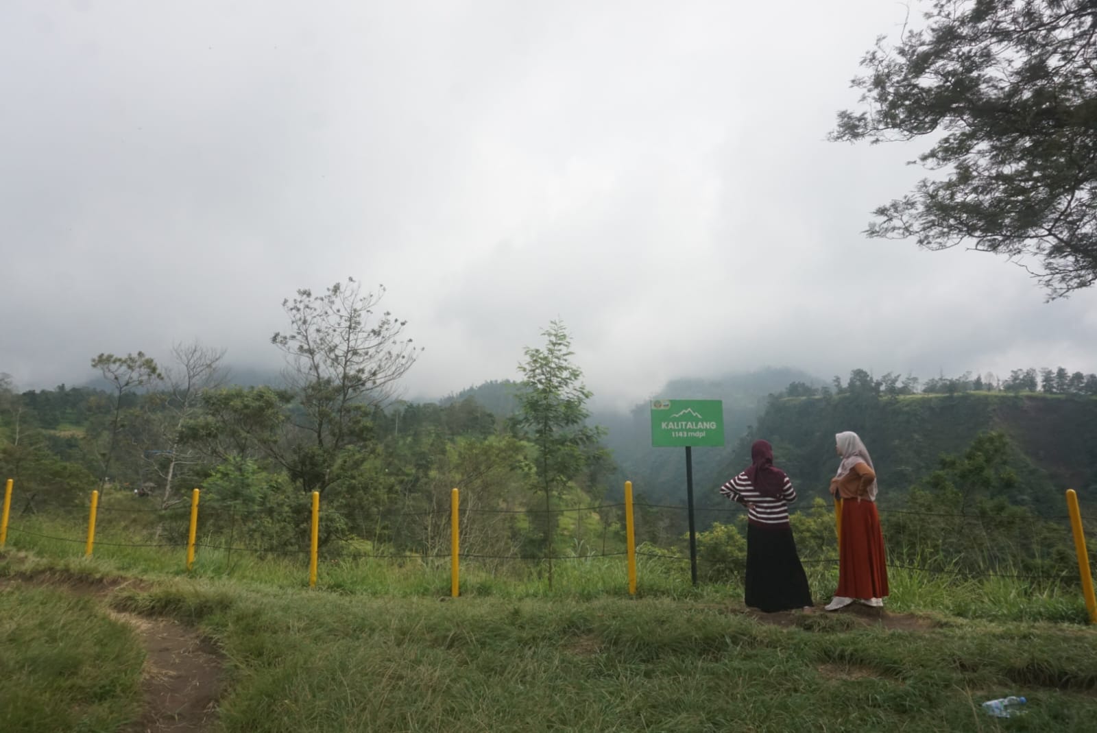 Aktivitas wisata trecking ke Kalitalang, Kemalang, Klaten yang dekat dengan puncak Gunung Merapi. (Angga Purenda/Radar Solo)