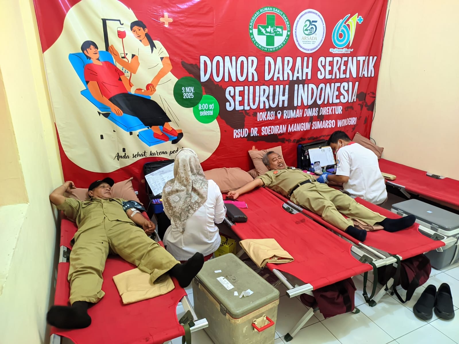 Donor darah di rumah dinas Direktur RSUD dr. Soediran Mangun Sumarso Wonogiri Senin (3/11/2025).
