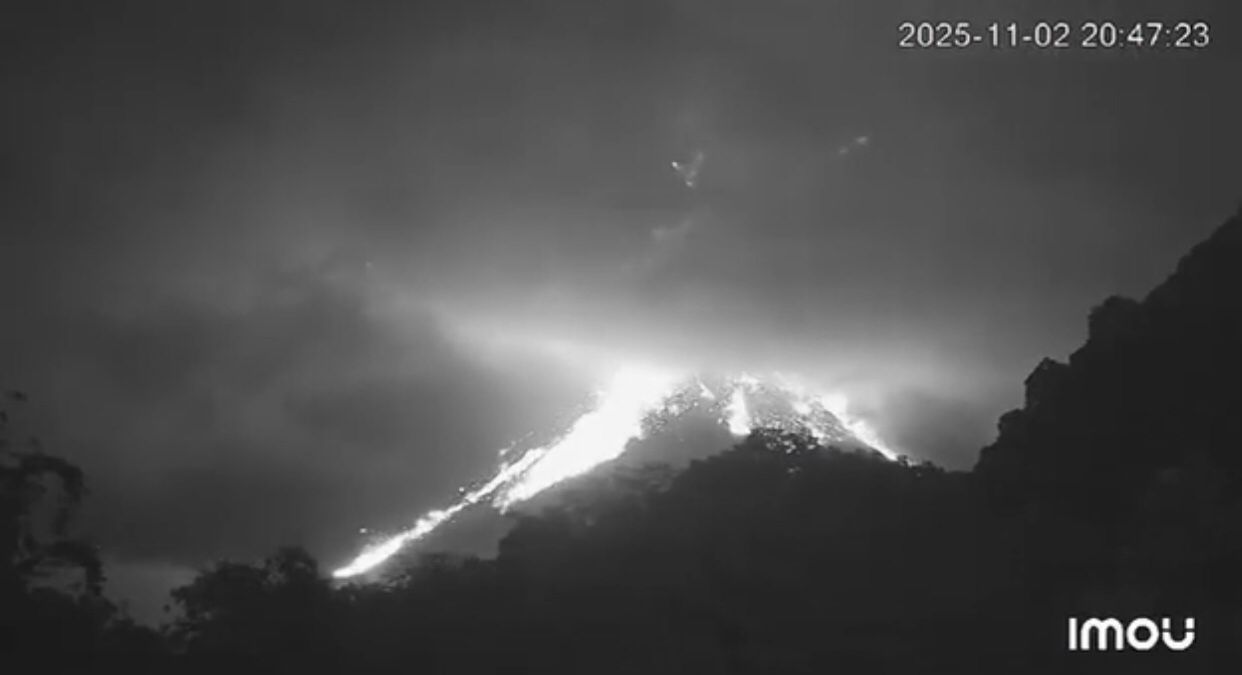 Merujuk data BPPTKG, lontaran material selama awan panas guguran mencapai 2,5 kilometer dari puncak.
