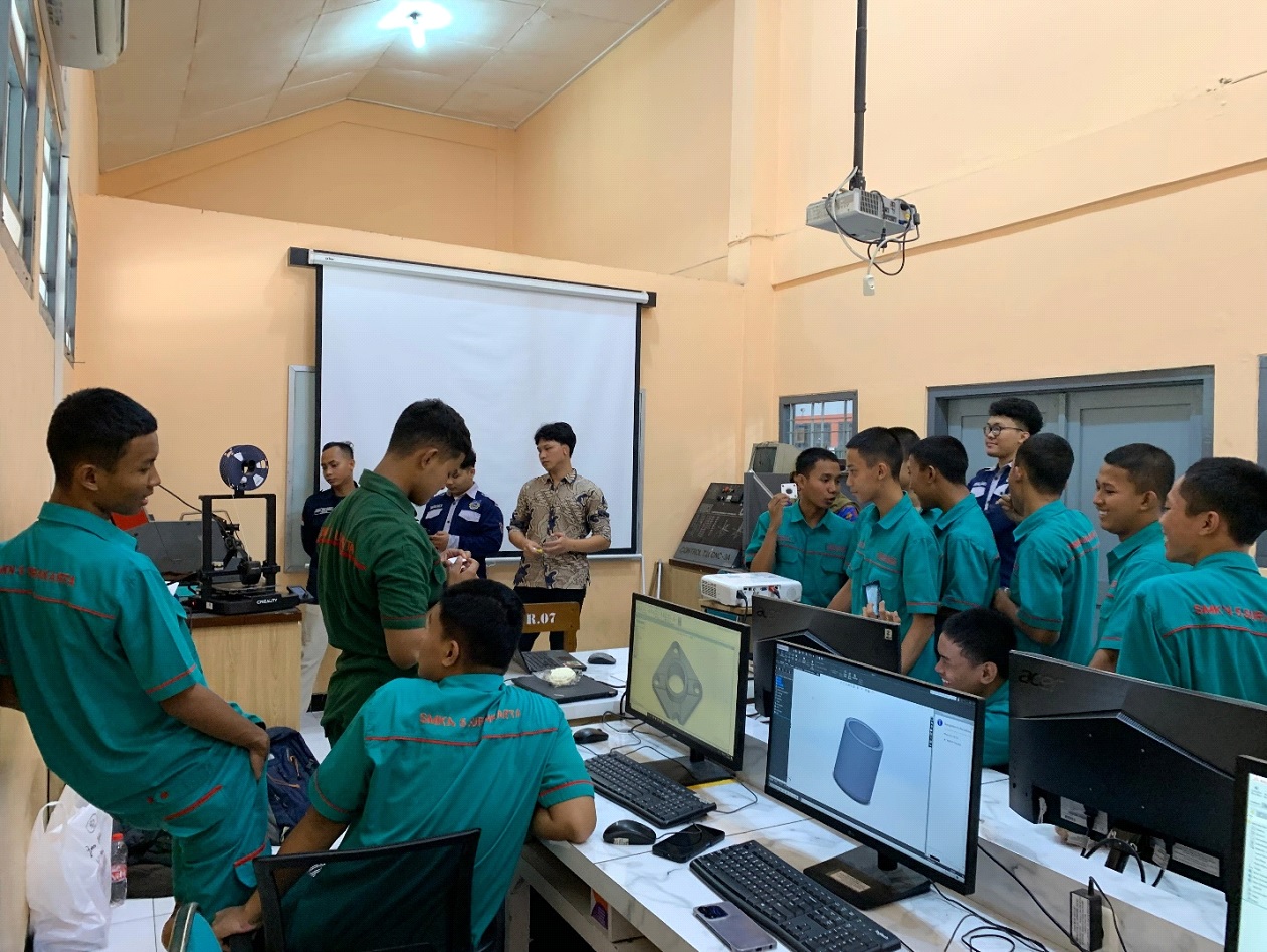 Prodi Teknik Industri UDB Surakarta Melakukan Peningkatan Softskill Siswa SMK 5 Surakarta Melalui Pelatihan 3D Printing