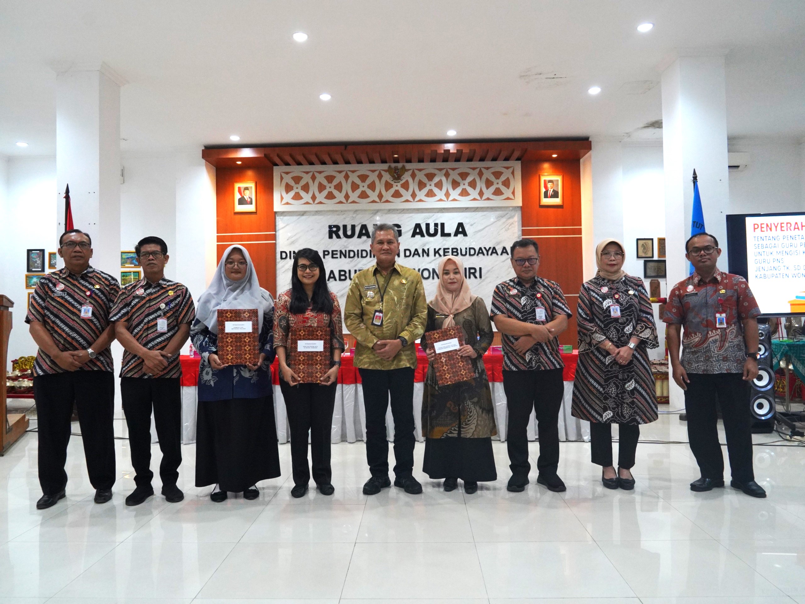 Bupati Wonogiri Setyo Sukarno saat menyerahkan SK penetapan GTT sebagau Guru Pengganti Kamis (30/10/2025).