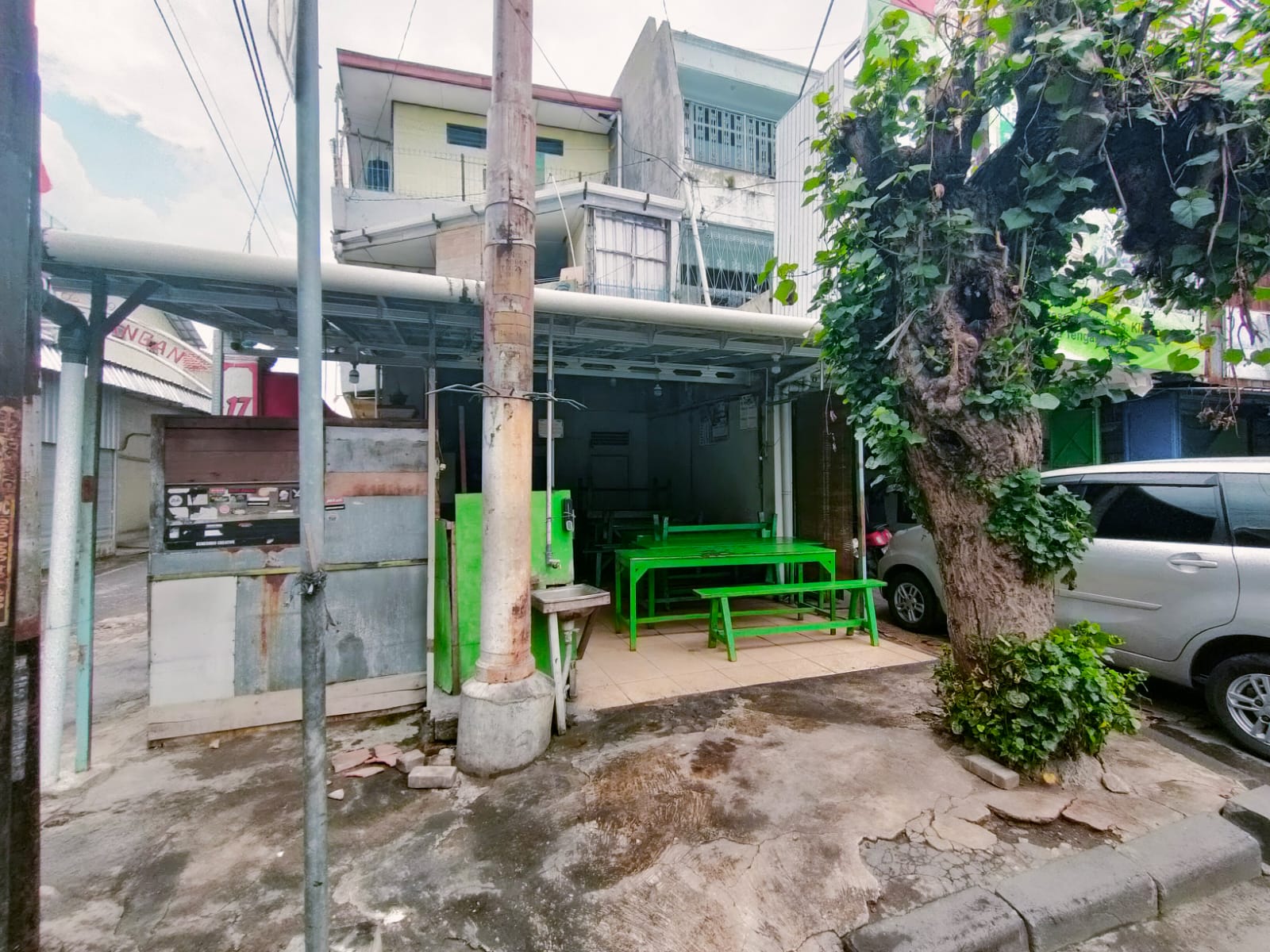 DITUTUP: Kondisi di depan Bakso Remaja Gading di daerah Joyosuran, Pasar Kliwon, kemarin (4/11) siang.