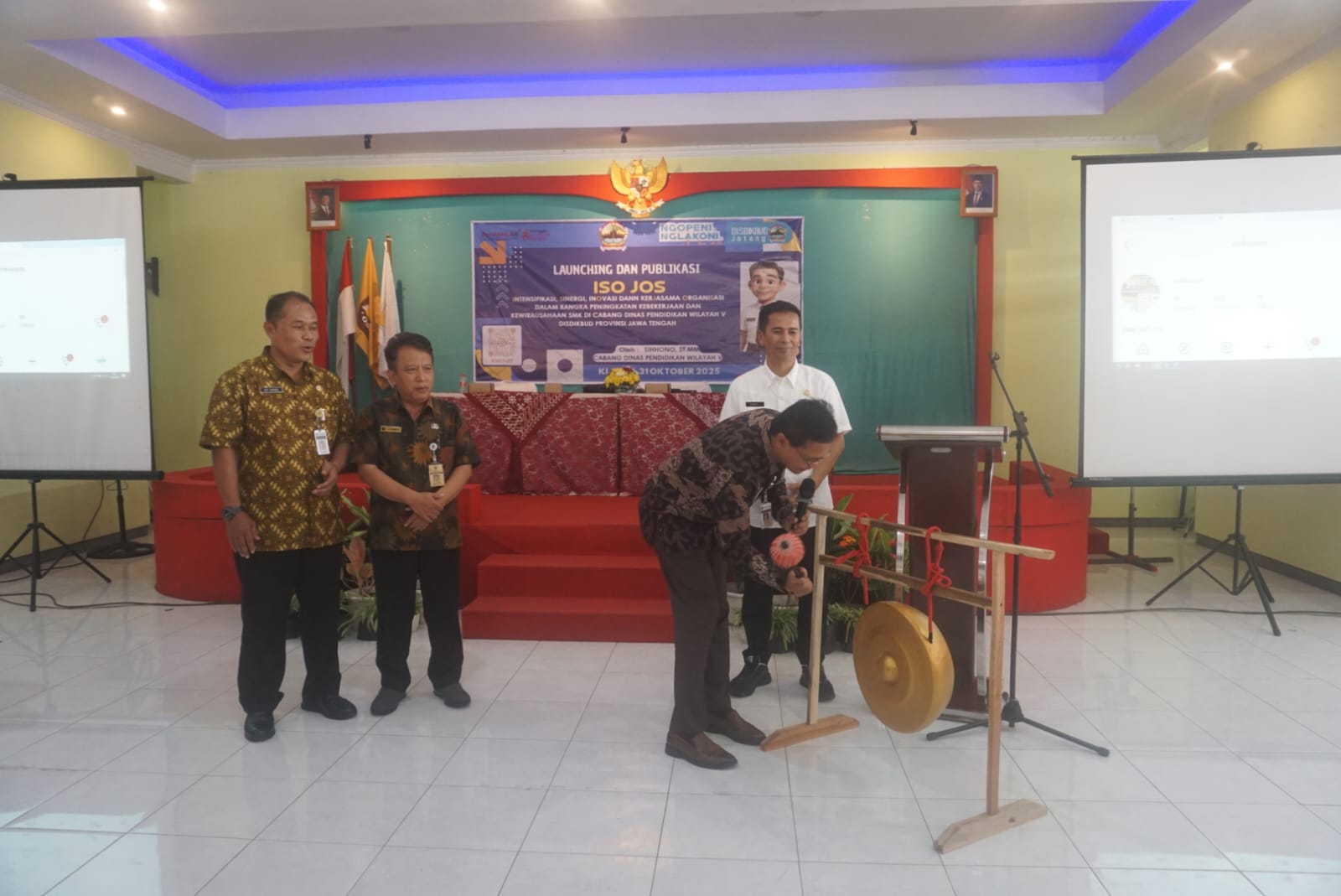 Kepala Cabdin Pendidikan Wilayah V Jateng Agung Wijayanto saat meluncurkan program Iso Jos yang ditandai dengan pemukulan gong di Aula SMKN 3 Klaten beberapa waktu lalu. (Angga Purenda/Radar Solo)
