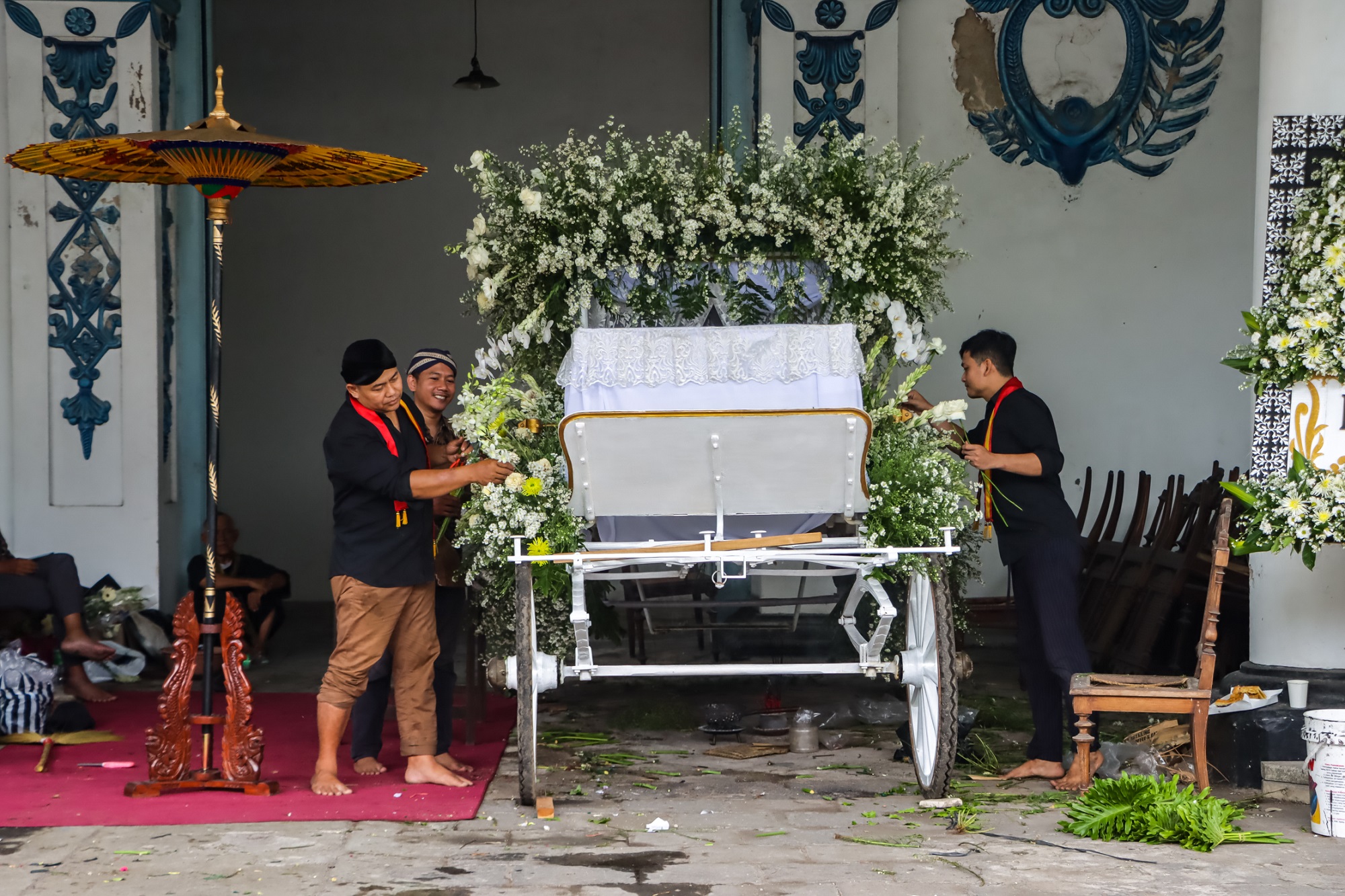 Abdi dalem menghias kereta kencana yang akan membawa jenazah PB XIII. (M Ihsan/Radar Solo)