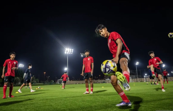 Timnas Indonesia U-17 mengikuti latihan resmi jelang laga Grup H Piala Dunia U-17 di Lapangan latihan Stadion Al Thumama, Doha, Qatar, Senin (3/11/2025).