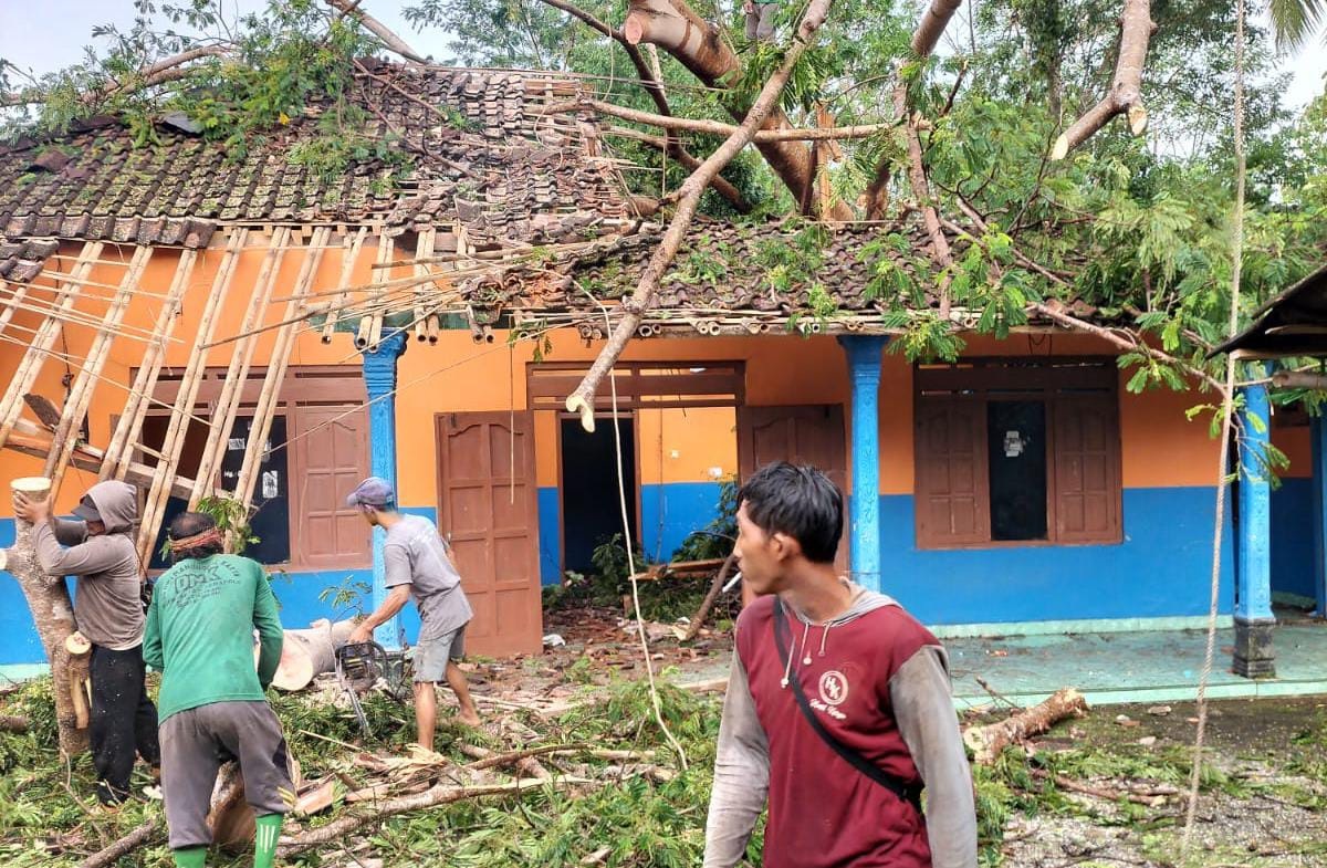 Kondisi rumah warga Desa Bakalan, Kecamatan Jumapolo, Karanganyar yang tertimpa pohon tumbang, Selasa (4/11/2025). (Rudi Hartono/Radar Solo)