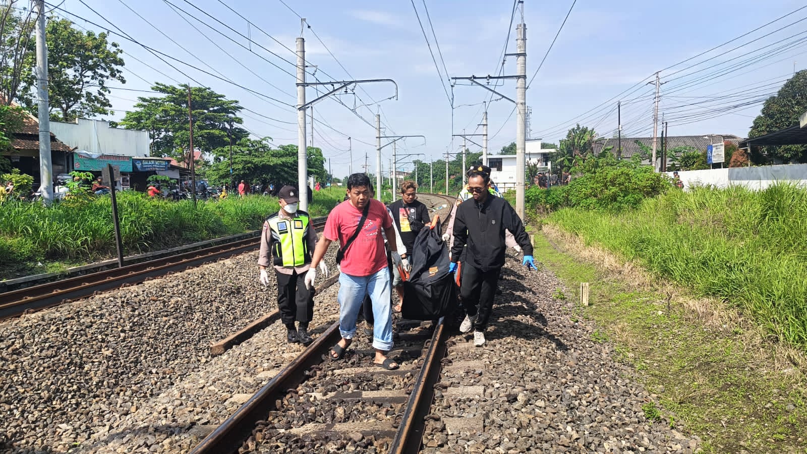 Relawan mengevakuasi jasad perempuan yang meninggal tertemper KA Lodaya di Kecamatan Prambanan, Klaten, Selasa (4/11/2025). (Dokumentasi Polsek Prambanan)