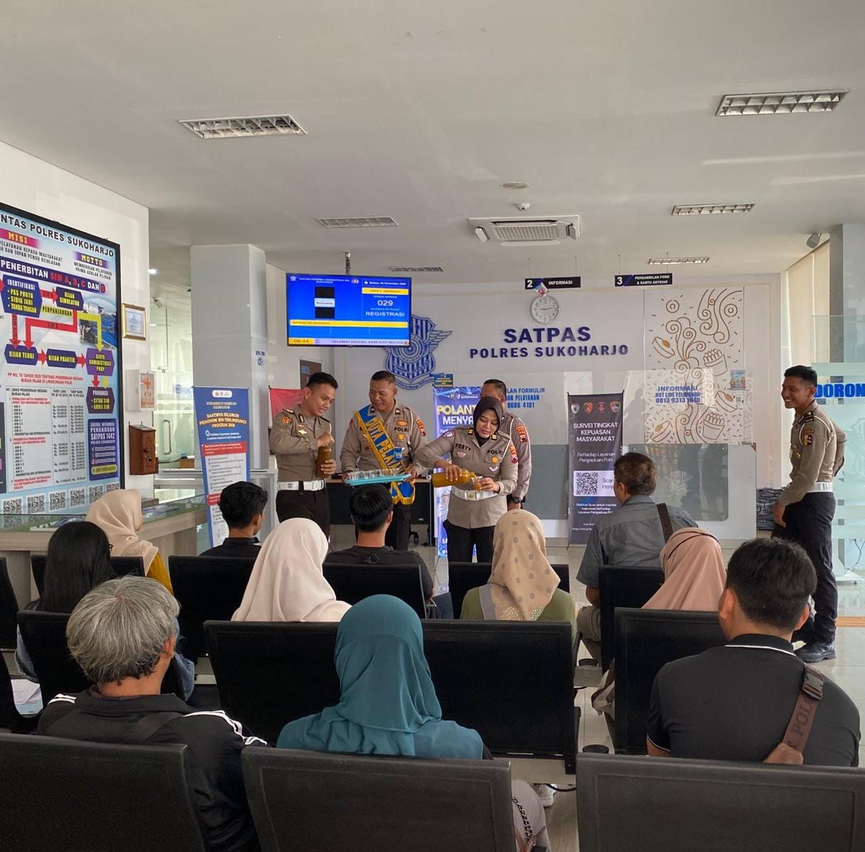 Pembagian jamu gratis di kantor Satpas Satlantas Polres Sukoharjo, Selasa (4/11).