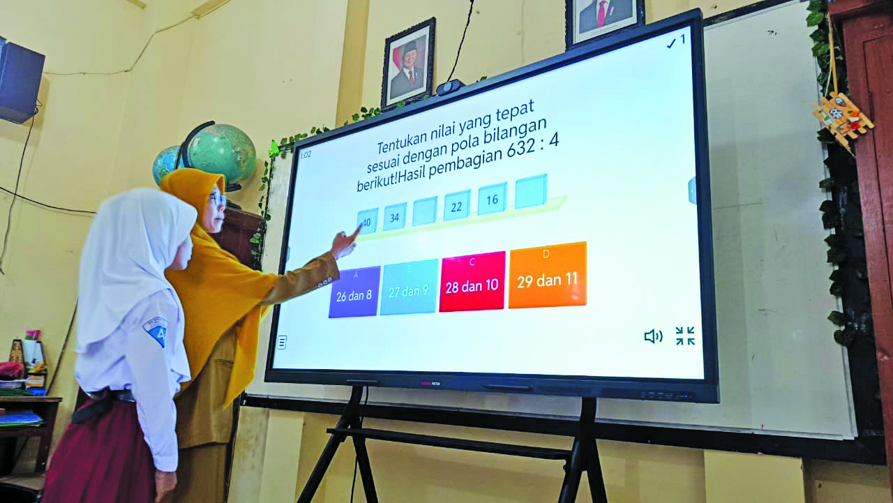 Siswa kelas IV SDN Kepatihan belajar menggunakan interactive flat panel (IFP), Senin (3/11).