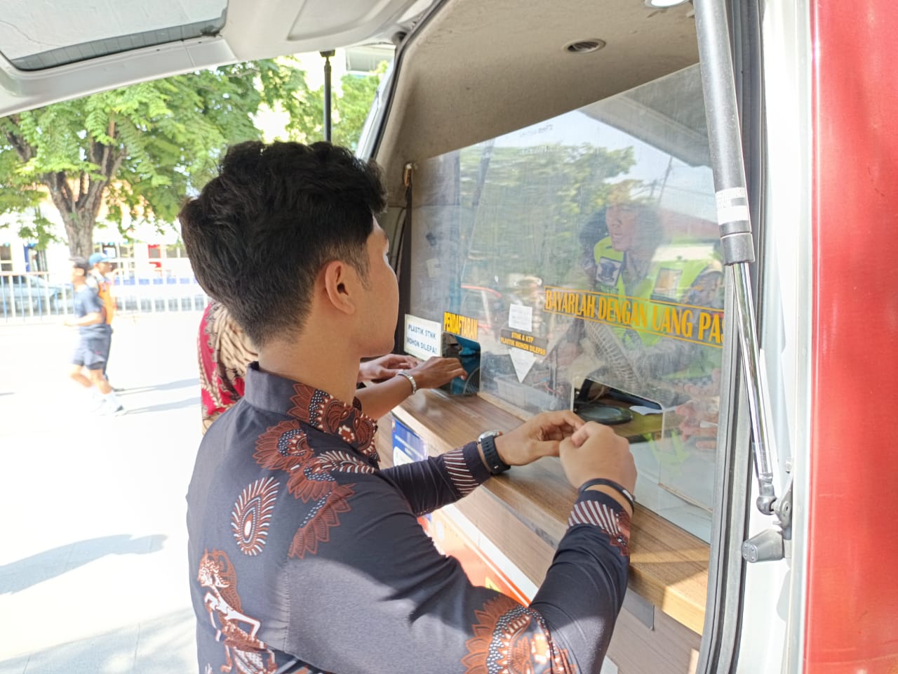 Samsat Surakarta edukasi warga terkait pajak di Plaza Manahan.&nbsp;