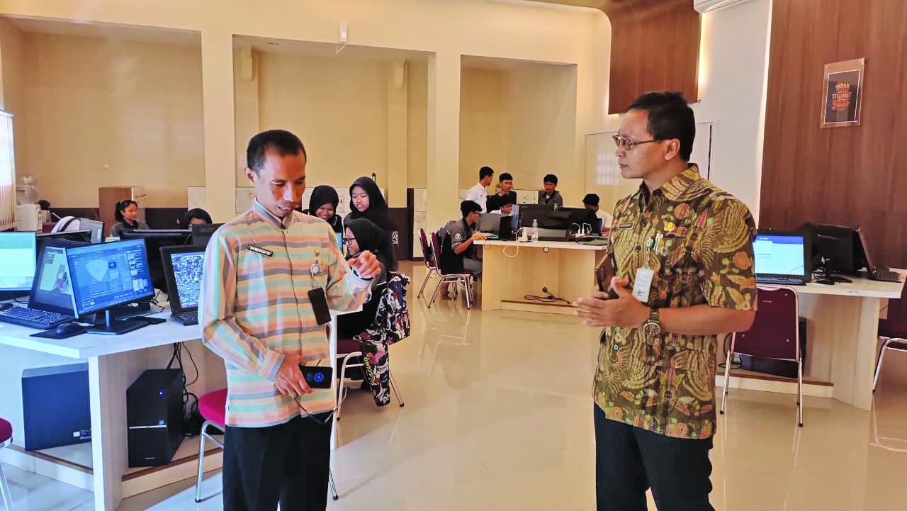 Plt Kepala Cabdin Pendidikan Wilayah VII Jateng Agung Wijayanto monev TKA di SMKN 9 Solo, Selasa (4/11).