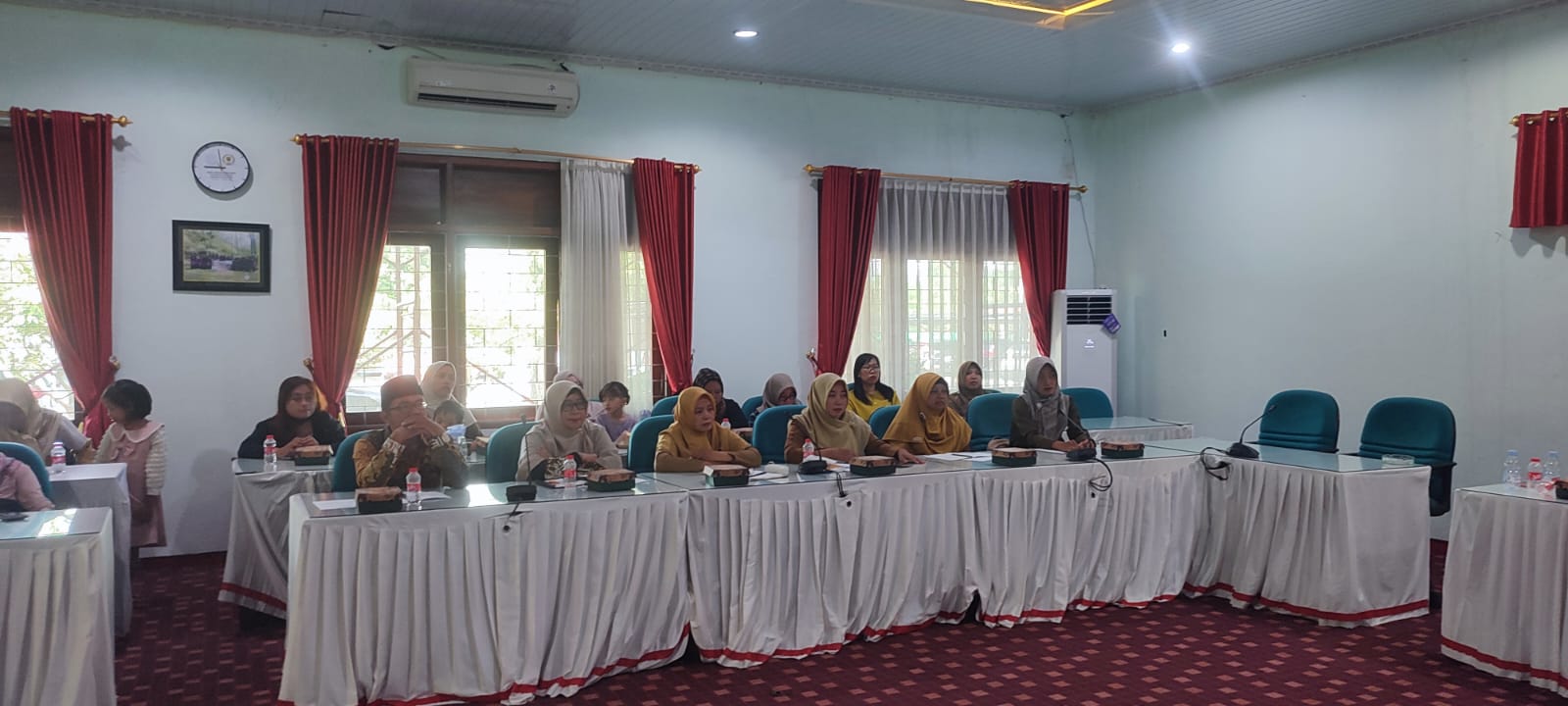 Audiensi guru TK dengan DPRD Sragen terkait kasus salah satu rekannya yang terjerat kasus rudapaksa siswi TK, Selasa (4/11/2025). (Ahmad Khairudin/Radar Solo)