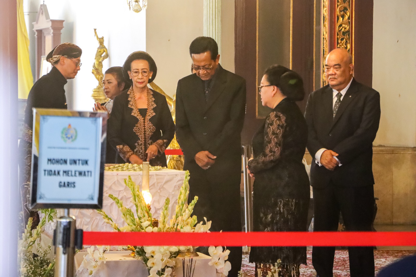 Sri Sultan Hamengkubuwana X melayat&nbsp;Pakubuwono&nbsp;XIII, Selasa (4/10).