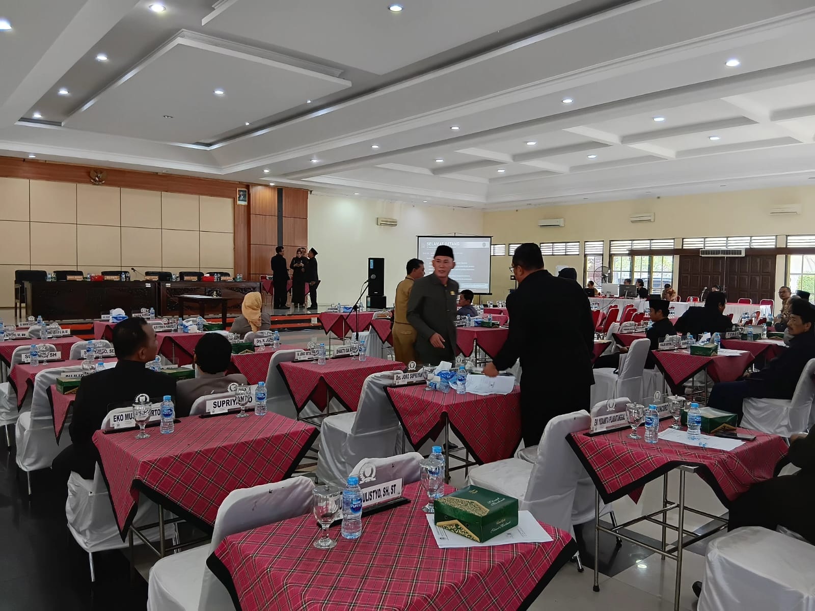 Kursi anggota DPRD Sragen banyak yang kosong jelang rapat paripurna pembahasan KUA-PPAS, Selasa (4/11/2025). (Ahmad Khairudin/Radar Solo)