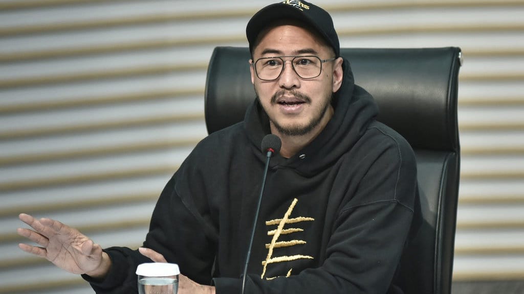 Pandji Pragiwaksono disorot usai materi lawasnya diduga lecehkan adat Rambu Solo suku Toraja, PMTI minta klarifikasi.