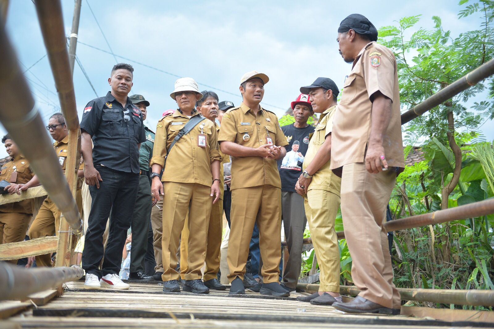 Bupati Boyolali Agus Irawan cek jembatan darurat di Dukuh Pringjowo, Desa Krobokan, Kecamatan Juwangi, yang ambrol diterjang banjir.
