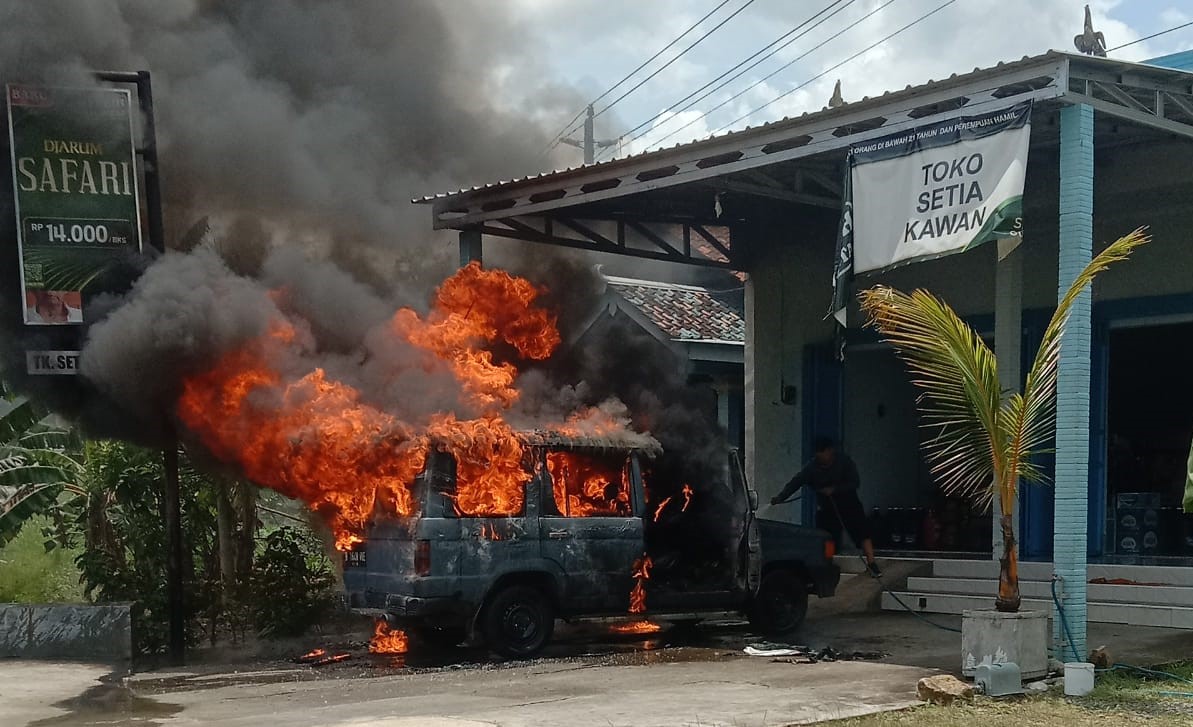 Mobil warga Manyaran terbakar di  depan Toko Setia Kawan Manyaran, Wonogiri, Selasa (4/11/2025).