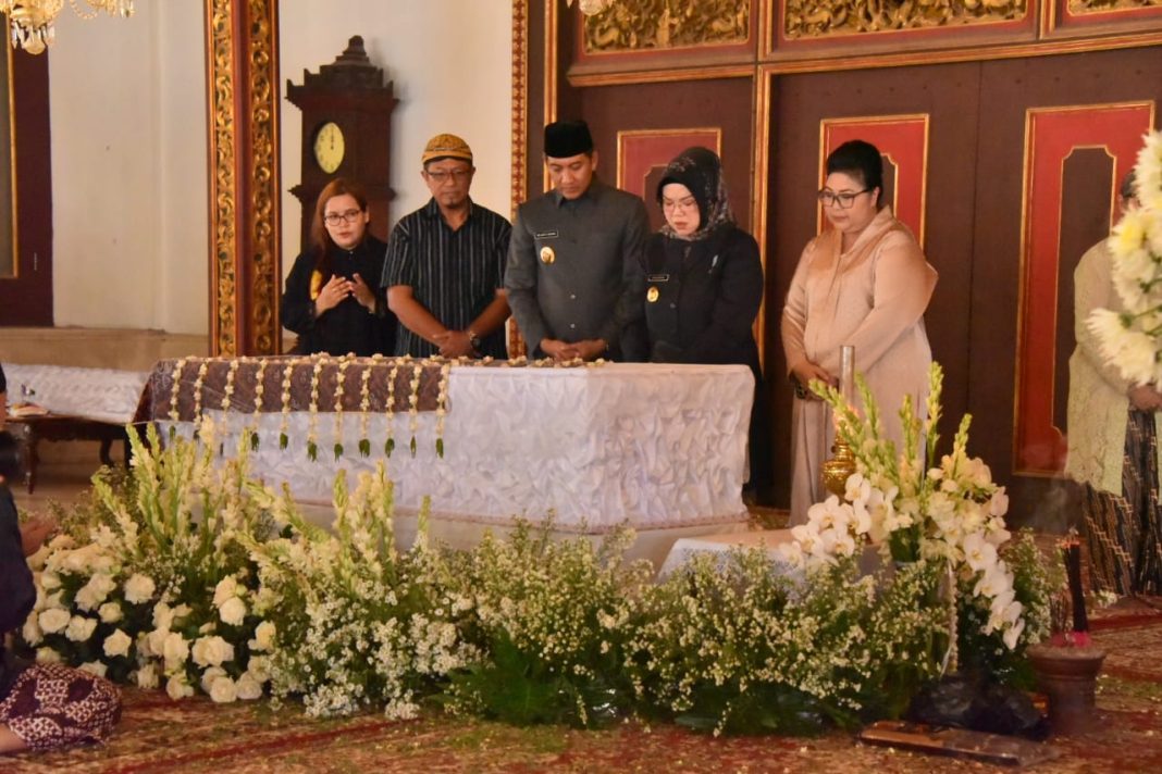 Bupati-Wabup Sukoharjo Etik Suryani-Eko Sapto Purnomo mendoakan almarhum Raja Keraton Solo PB XIII Hangabehi, Senin (3/11/2025).