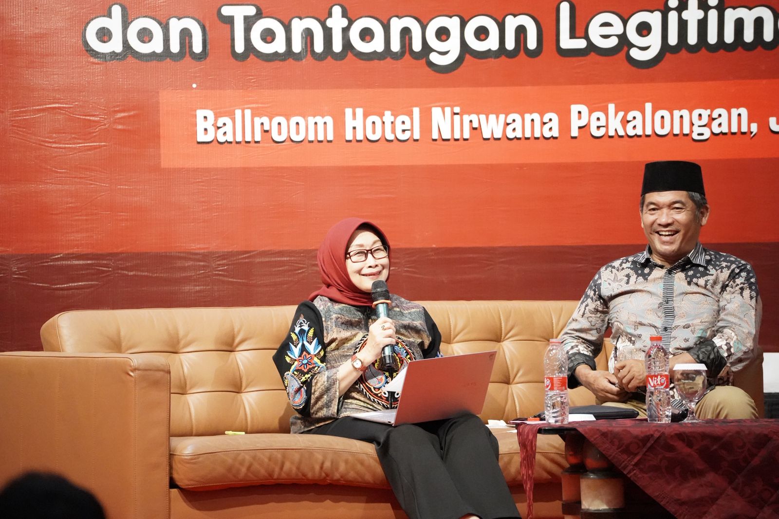 Para pakar hadir dalam seminar tentang demokrasi di pekalongan.