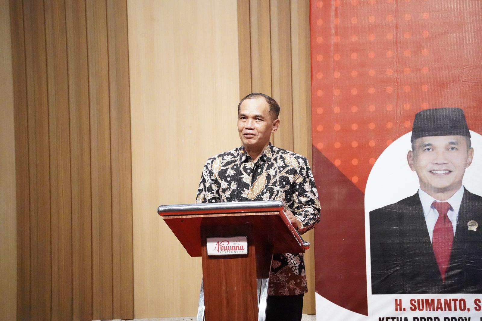 Ketua DPRD Jateng Sumanto membuka Seminar "Membaca Ulang Demokrasi, Kepercayaan Publik, Gerakan Generasj Muda, dan Tantangan Legitimasi Pemerintah" di Ballroom Hotel Nirwana Pekalongan, Jumat (31/10)