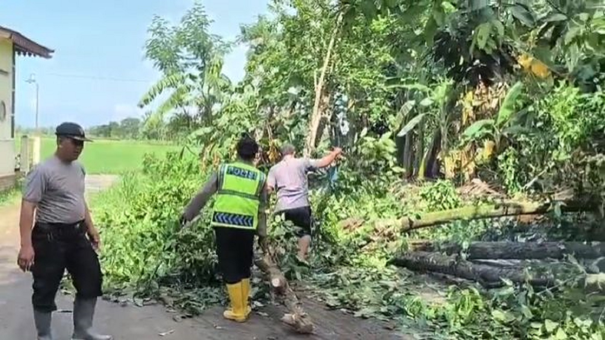 Aksi cepat tanggap pascabencana di Desa Pacing, Kecamatan Wedi, Klaten. (Dokumentasi Polres Klaten)