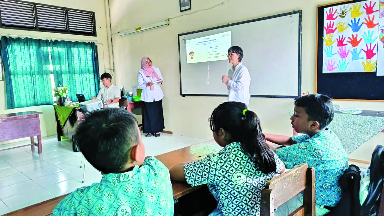 KBM di SDN 1 Kemasan Solo yang dibimbing guru asal Korsel, Rabu (5/11).