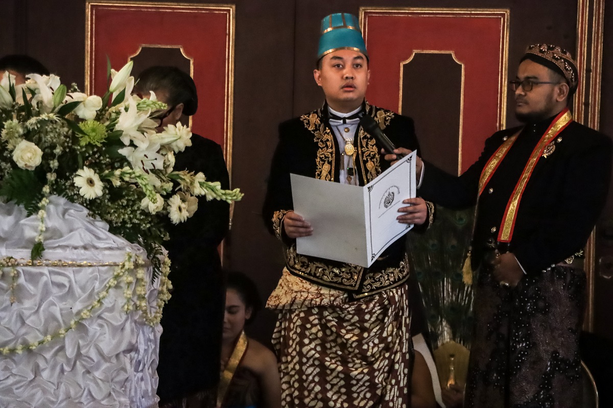 Gusti Purbaya sebagai putra mahkota menyebut dirinya sebagai Pakubuwono XIV saat atur belasungkawa di depan peti jenazah PB XIII Hangabehi, Rabu (5/11/2025).