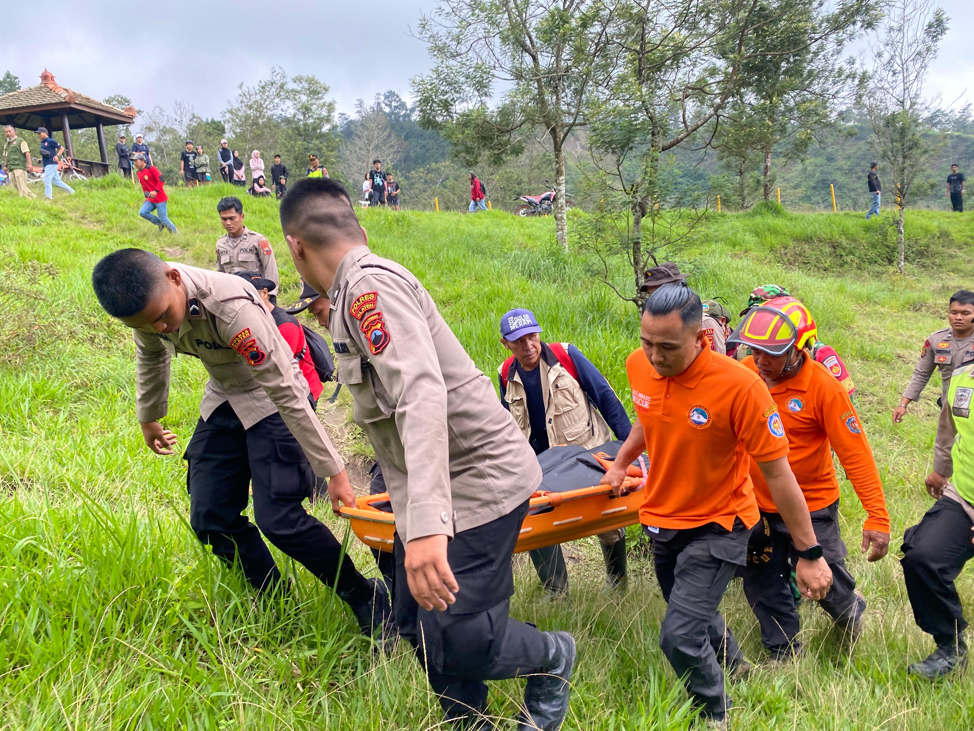 Proses evakuasi terhadap korban di kawasan Ekowisata Kalitalang, Desa Balerante, Kecamatan Kemalang, Klaten. (Dokumentasi SAR Klaten)
