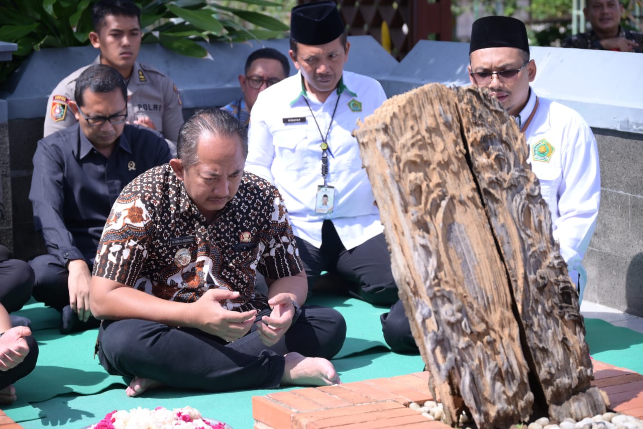 Bupati Karanganyar Rober Christanto memimpin ziarah makam salah satu pendiri Kabupaten Karanganyar, Selasa (5/11/2025). (Rudi Hartono/Radar Solo)