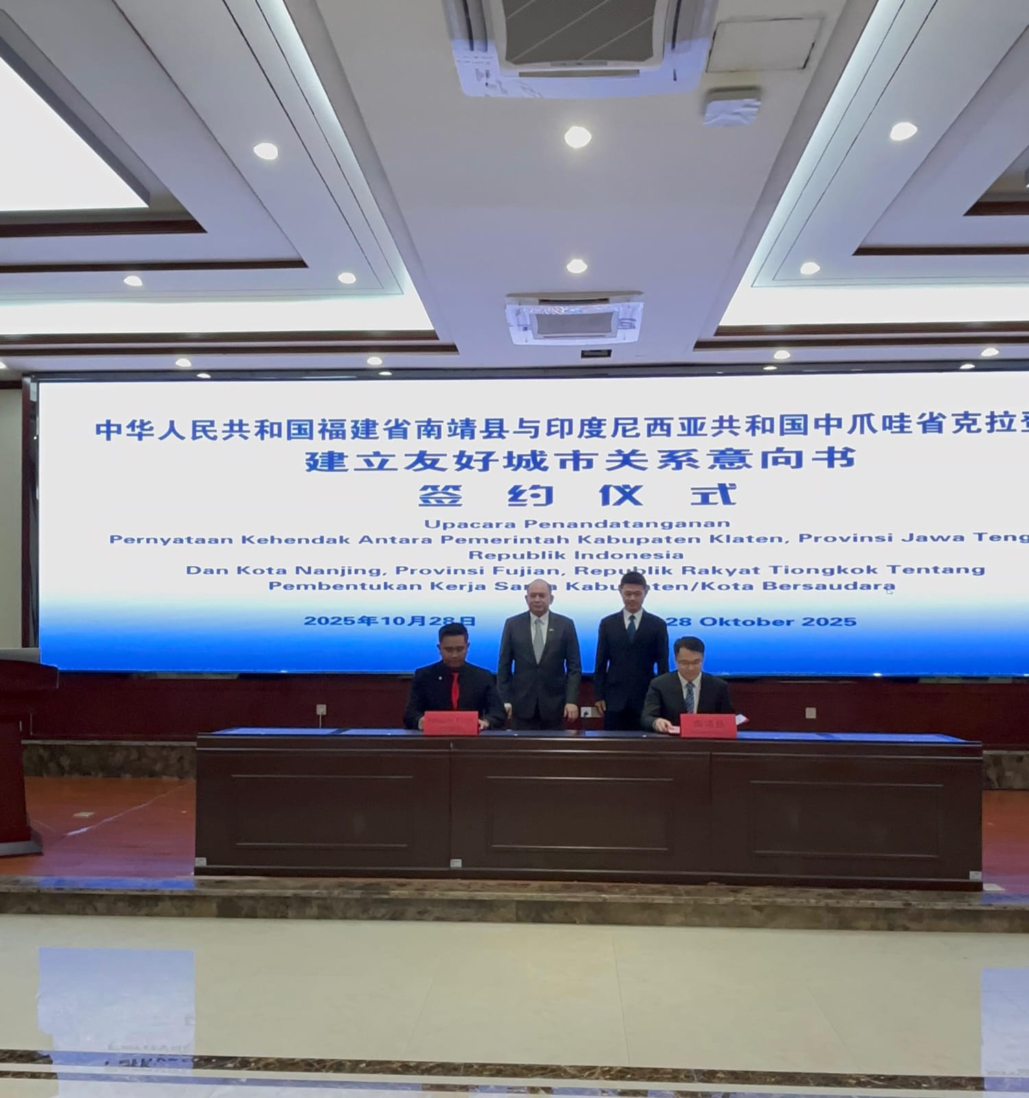 Bupati Klaten Hamenang Wajar Ismoyo saat melakukan penandatangan Letter of Intent (LOI) dengan Pemerintah Nanjing, Provinsi Fujian, China. (Dok. Bagian Pemerintahan Setda Klaten)