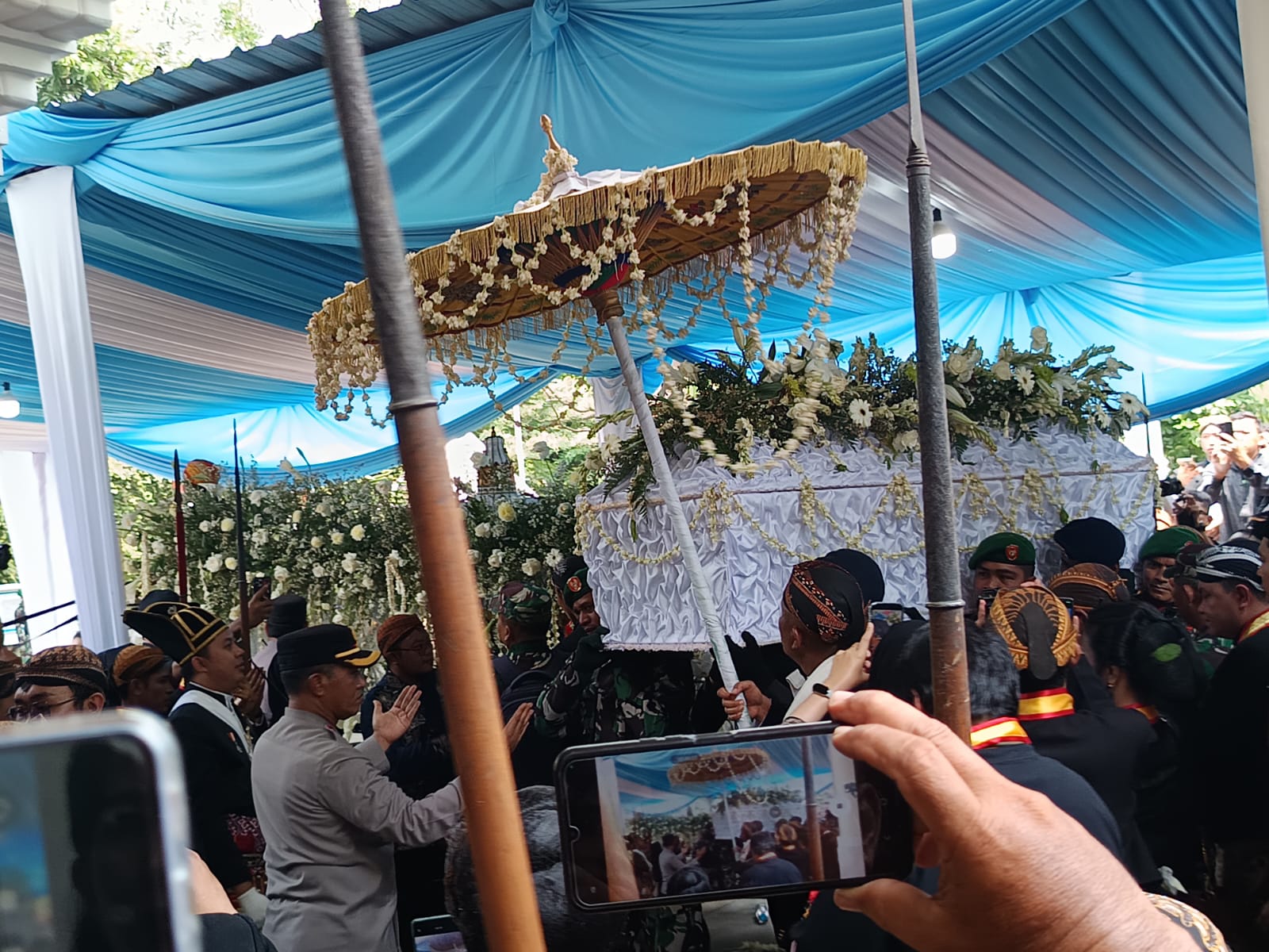Jenazah Pakubuwobo XIII tiba di Loji Gandrung sekira pukul 10.25, dan langsung dimasukkan kedalam ambulance