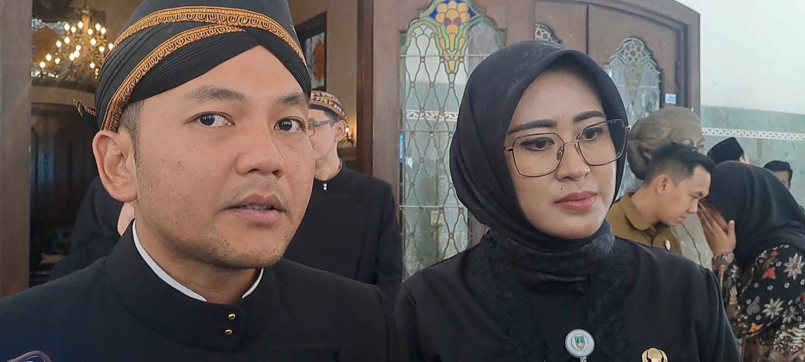 Wali Kota Solo Respati Ahmad Ardianto dan wawali Astrid menghadiri pelepasan jenazah PB XIII di Loji Gandrung, Rabu (5/11).