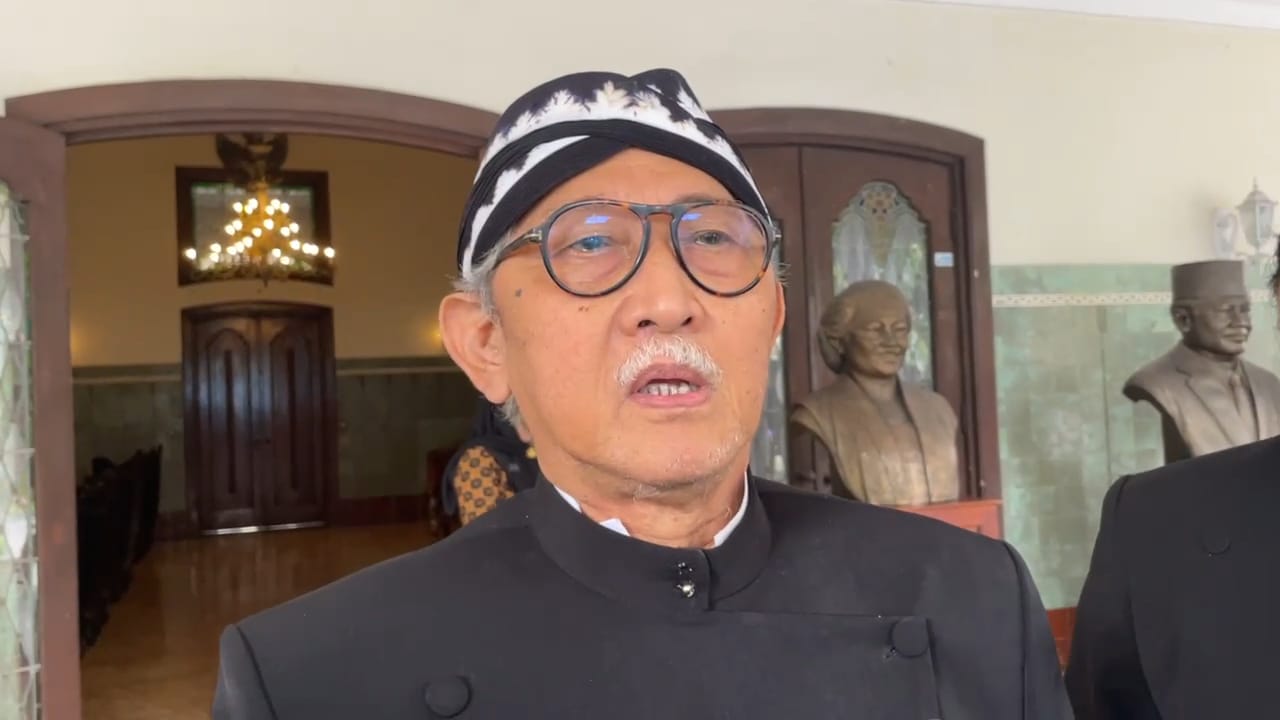 Tedjowulan berikan keterangan kepada awak media di Loji Gandrung