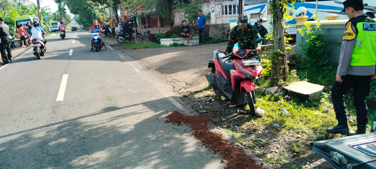 Petugas mengevakuasi salah satu kendaraan yang terlibat kecelakaan di depan SMK PGRI 2 Jatiroto Wonogiri, Selasa (4/11/2025).