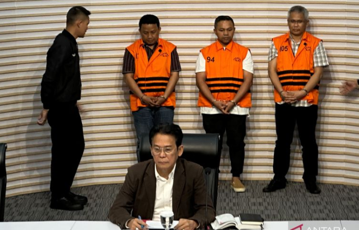 Wakil Ketua KPK Johanis Tanak (depan) menampilkan Gubernur Riau Abdul Wahid (belakang, kedua kanan) sebagai tersangka kasus dugaan korupsi terkait pemerasan, Rabu (5/11/2025).